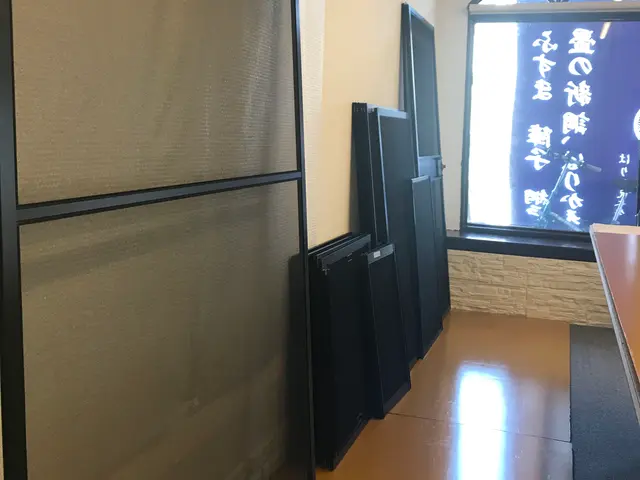 専門店による丁寧な仕上がり！持ち帰り作業！枠の洗浄します！押さえゴム交換代込み！サービスの画像