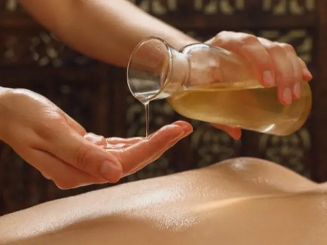 オーガニックアロマオイルを贅沢に使用した出張リンパオイルマッサージ60分サービスの画像