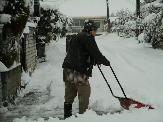 雪かき代行致します。あなたはお家に居てください。サービスの画像