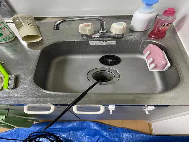 汚水枡の洗浄、排水管の汚れを高圧洗浄清掃、室内各排水管洗浄または薬剤洗浄。サービスの画像