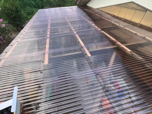 【台風強風雹害は火災保険で】無料見積！波板・ポリカ板の交換や新規取り付けお任せ！サービスの画像