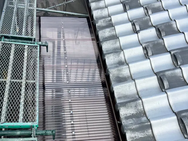 【台風強風雹害は火災保険で】無料見積！波板・ポリカ板の交換や新規取り付けお任せ！サービスの画像