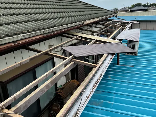 【台風強風雹害は火災保険で】無料見積！波板・ポリカ板の交換や新規取り付けお任せ！サービスの画像