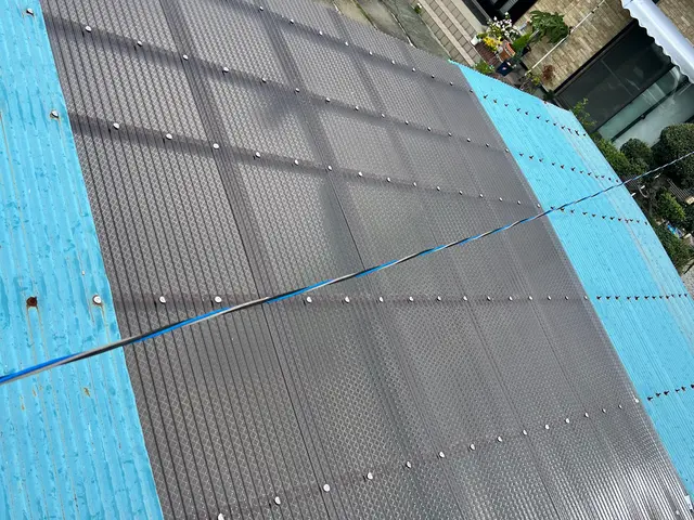 【台風強風雹害は火災保険で】無料見積！波板・ポリカ板の交換や新規取り付けお任せ！サービスの画像