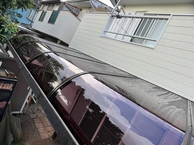 【台風強風雹害は火災保険で】無料見積！波板・ポリカ板の交換や新規取り付けお任せ！サービスの画像