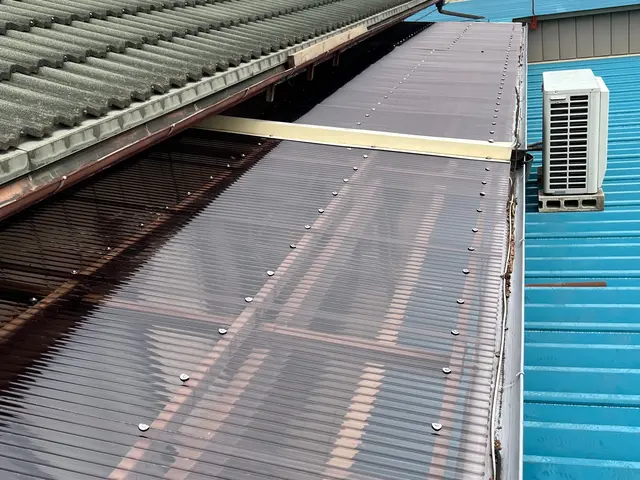 【台風強風雹害は火災保険で】無料見積！波板・ポリカ板の交換や新規取り付けお任せ！サービスの画像