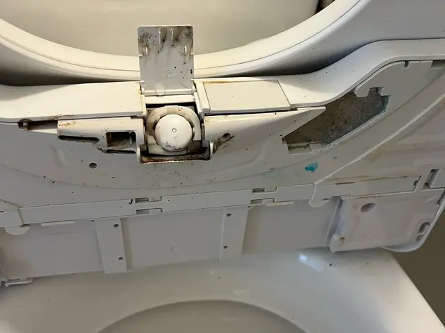 女性スタッフ同行！元通りの綺麗なトイレに！ぜひお声がけを！サービスの画像