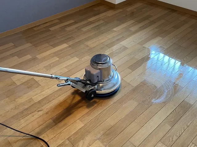フロアクリーニング！剥離、洗浄、ワックスでピカピカ！サービスの画像