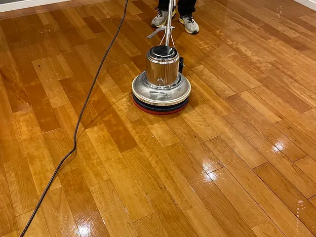フロアクリーニング！剥離、洗浄、ワックスでピカピカ！サービスの画像