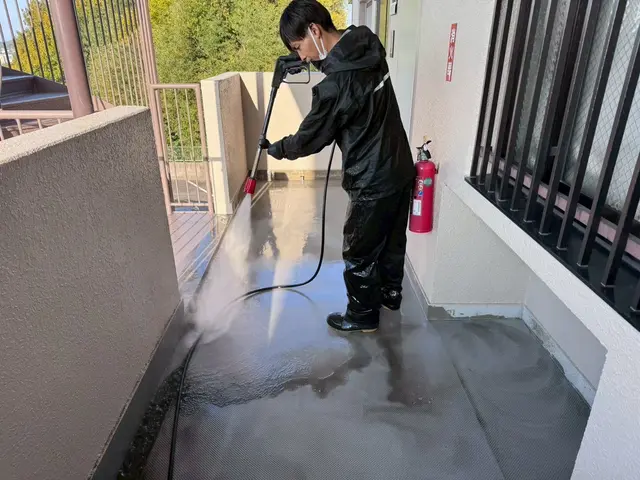 駐車場高圧洗浄｜コンクリートの黒ずみ・コケを徹底洗浄サービスの画像