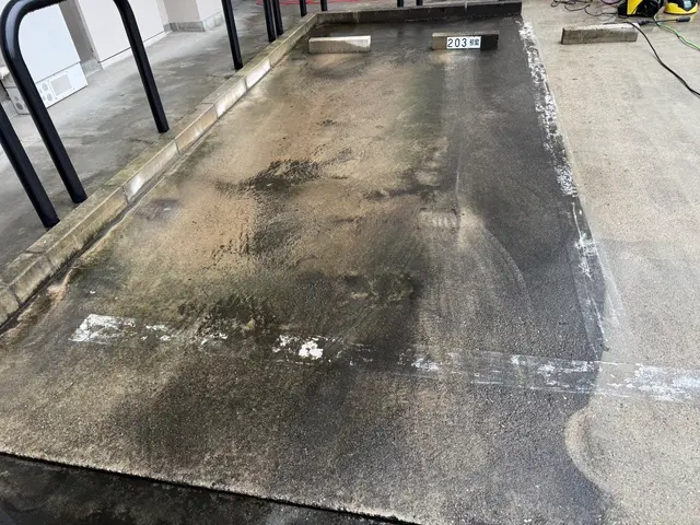 駐車場高圧洗浄｜コンクリートの黒ずみ・コケを徹底洗浄サービスの画像