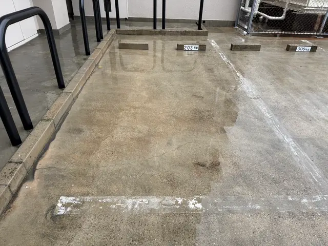 駐車場高圧洗浄｜コンクリートの黒ずみ・コケを徹底洗浄サービスの画像