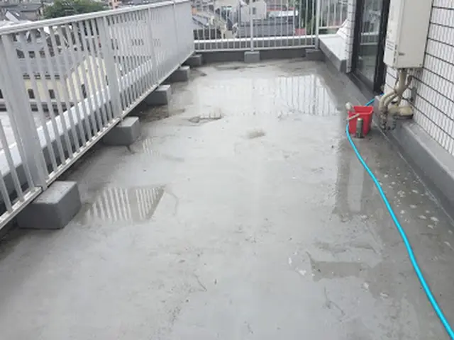 【受付中】ベランダ・バルコニーを高圧洗浄と手作業で綺麗に仕上げます！サービスの画像