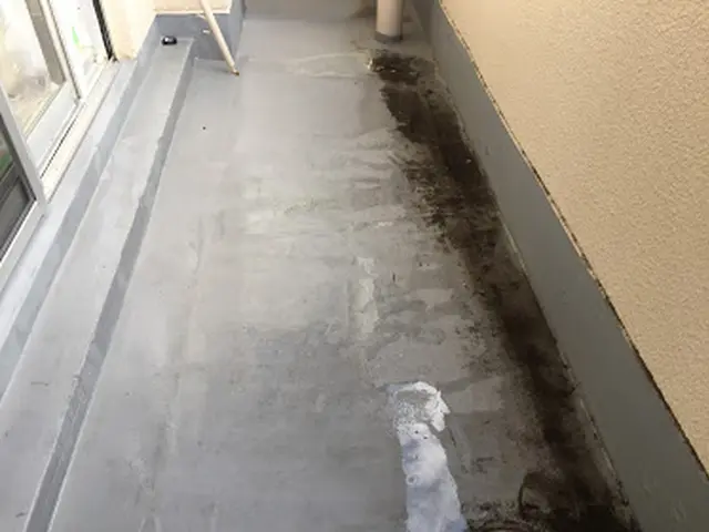 【受付中】ベランダ・バルコニーを高圧洗浄と手作業で綺麗に仕上げます！サービスの画像