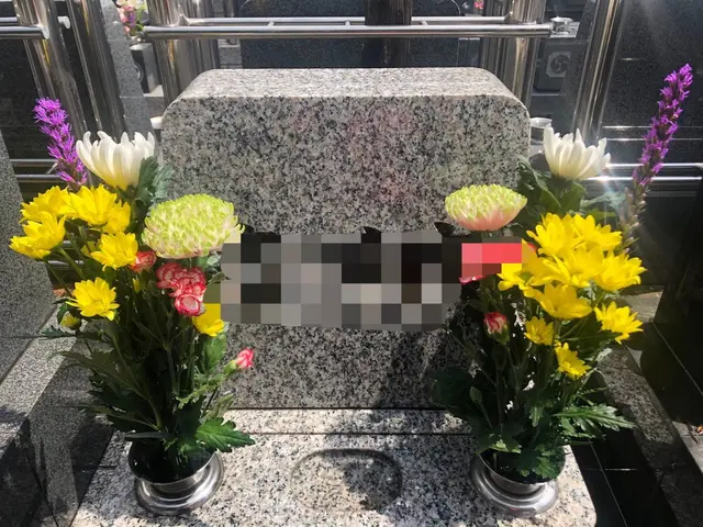 お花と駐車場代込。真心を込めてお墓参り、お掃除致します。雑草も綺麗に致します。サービスの画像