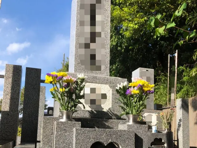 お花と駐車場代込。真心を込めてお墓参り、お掃除致します。雑草も綺麗に致します。サービスの画像