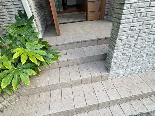 毎日使う場所だからこそ清潔に！玄関が明るく蘇るサービスの画像