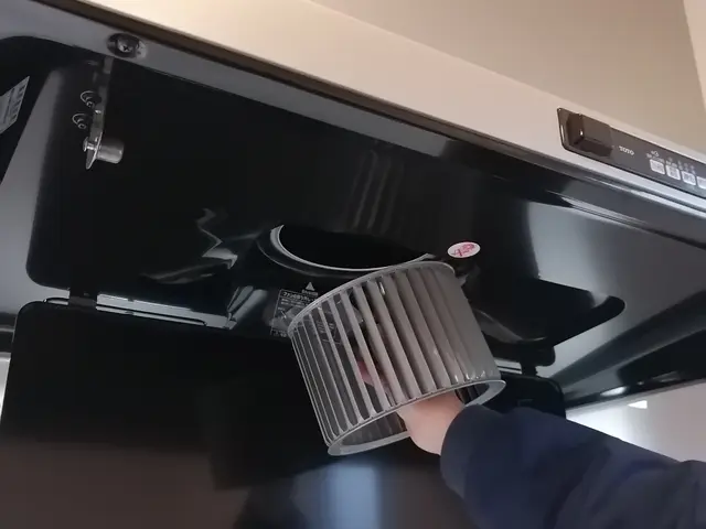 黒カビ退治☆エプロン内部洗浄・鏡のウロコ取りサービス☆油汚れも専用洗剤で徹底清掃サービスの画像