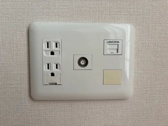 【藤沢市発】LAN配線承ります。1Fから2Fの屋内や屋外配線もご相談ください。サービスの画像