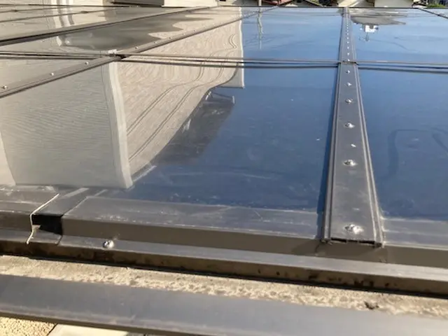 屋根や雨樋も綺麗にします！カーポートを綺麗に！サービスの画像