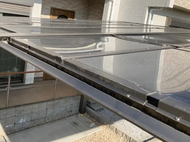 屋根や雨樋も綺麗にします！カーポートを綺麗に！サービスの画像