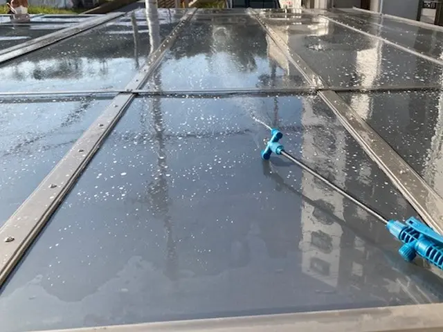 屋根や雨樋も綺麗にします！カーポートを綺麗に！サービスの画像