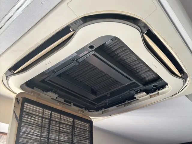 10月限定家庭用天井埋込一方向二台目→15,000！業務用エアコン、天カセ大歓迎サービスの画像