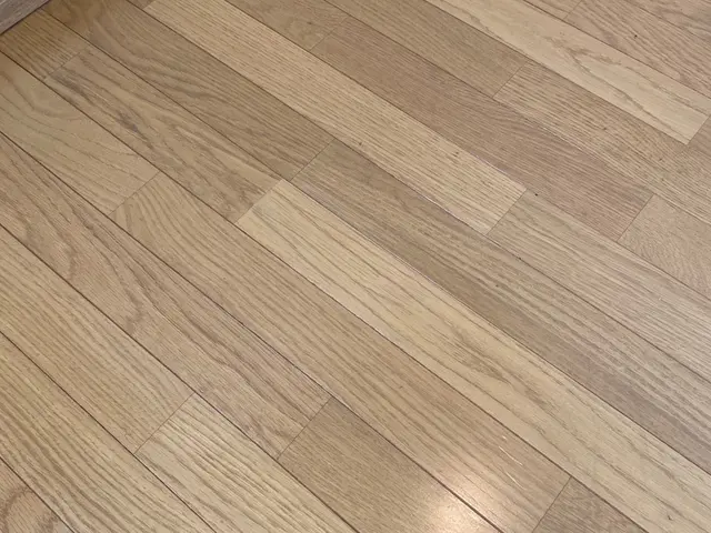 《キズ、凹み直します》フローリングだけでなく、枠、扉などの傷もご相談下さい！！サービスの画像