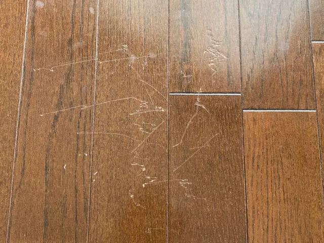 《キズ、凹み直します》フローリングだけでなく、枠、扉などの傷もご相談下さい！！サービスの画像