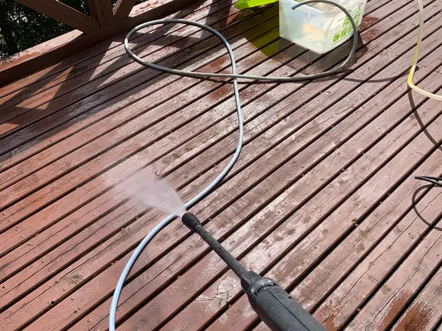 ベランダ、バルコニーの苔、水垢、泥汚れを徹底洗浄致します！サービスの画像