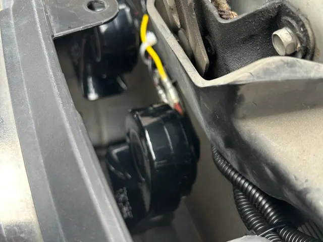 クラクションの交換、取り付けいたします。必ず事前に車種、型式、年式をご連絡下さいサービスの画像