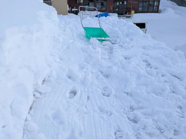 車庫の雪／屋根の雪庇、雪下ろし／除雪機での雪はねお任せ下さい！サービスの画像