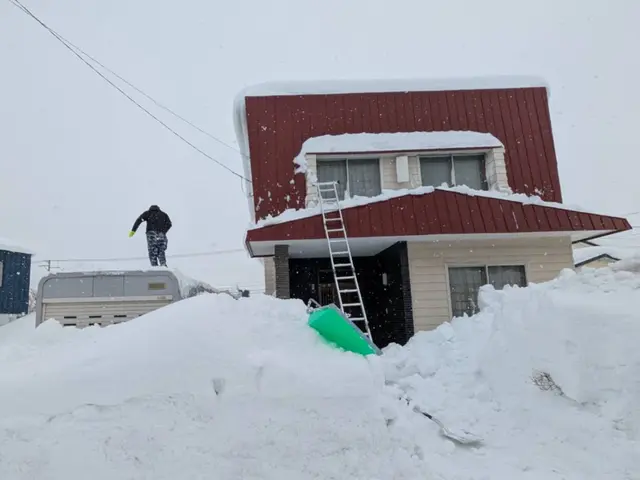 車庫の雪／屋根の雪庇、雪下ろし／除雪機での雪はねお任せ下さい！サービスの画像