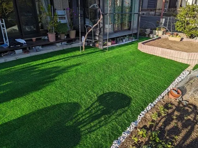 リアルな人工芝で年中お庭が明るく！手に負えなくなった雑草対策におすすめです！サービスの画像