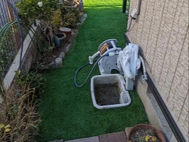 リアルな人工芝で年中お庭が明るく！手に負えなくなった雑草対策におすすめです！サービスの画像