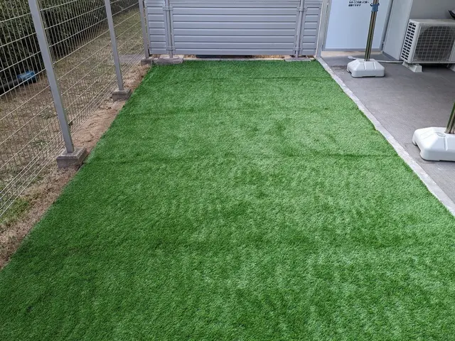 リアルな人工芝で年中お庭が明るく！手に負えなくなった雑草対策におすすめです！サービスの画像