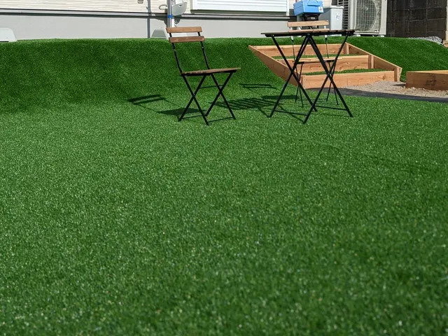 リアルな人工芝で年中お庭が明るく！手に負えなくなった雑草対策におすすめです！サービスの画像