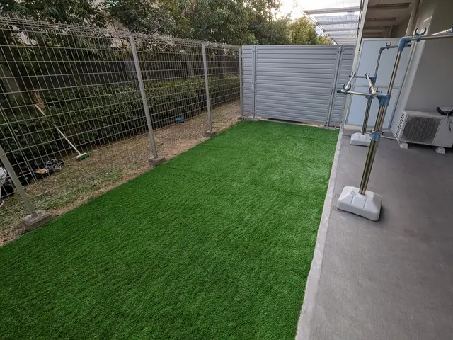 リアルな人工芝で年中お庭が明るく！手に負えなくなった雑草対策におすすめです！サービスの画像