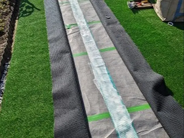 リアルな人工芝で年中お庭が明るく！手に負えなくなった雑草対策におすすめです！サービスの画像