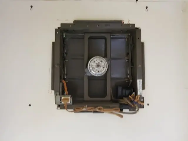 油汚れ専用強力洗剤使用！プロの技術で徹底的に汚れを落としてピカピカに仕上げます。サービスの画像