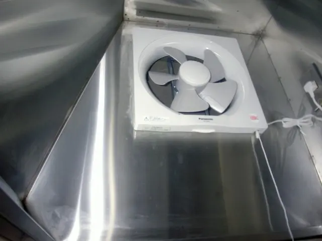 油汚れ専用強力洗剤使用！プロの技術で徹底的に汚れを落としてピカピカに仕上げます。サービスの画像