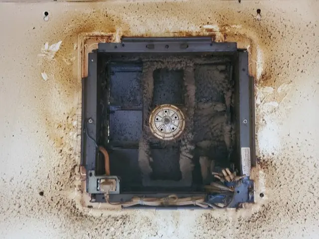 油汚れ専用強力洗剤使用！プロの技術で徹底的に汚れを落としてピカピカに仕上げます。サービスの画像