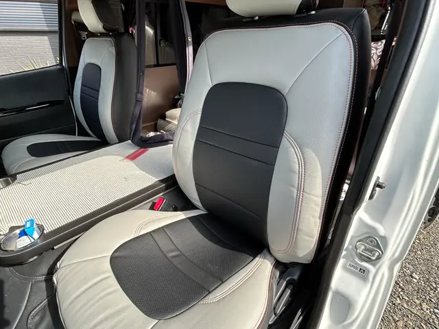 シートカバー取り付けいたします。車種や製品により価格は変動致しますサービスの画像