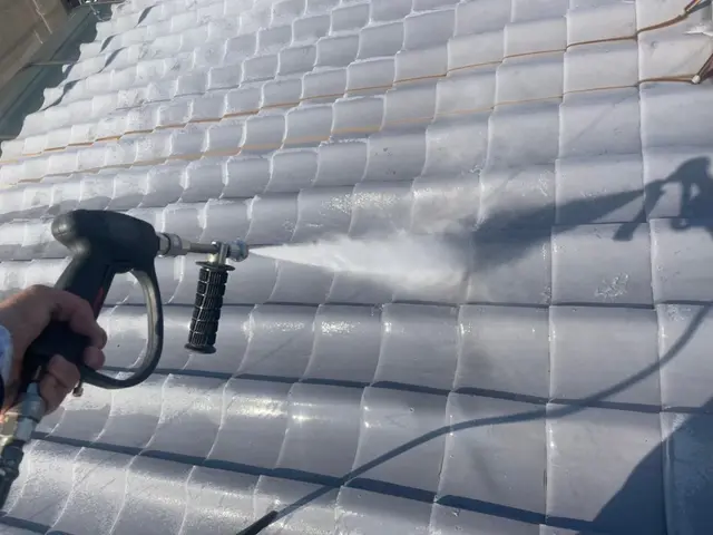 遮熱塗料で電気代をお得にしませんか？プロの目線でサポート致します！インスタ発信中サービスの画像