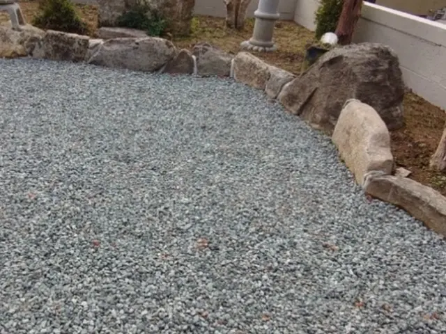 砂利敷き　させて頂きます。　お困りごとありません?サービスの画像