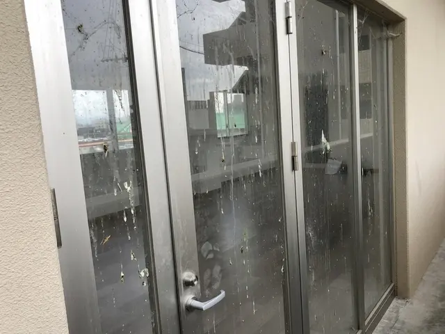 【網戸・サッシ溝まで徹底洗浄！】住宅美装LABOの窓クリーニングサービスの画像