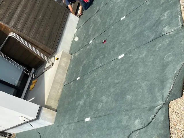 シーズンごとの草刈りを見直しませんか？防草シートの施工なら西熊造園！サービスの画像