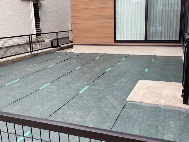 シーズンごとの草刈りを見直しませんか？防草シートの施工なら西熊造園！サービスの画像