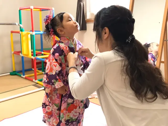 楽で着崩れしないスレンダーなお着付けをいたします。ご予約は、お早めにお願いします