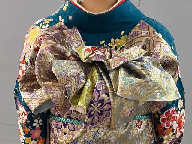 楽で着崩れしないスレンダーなお着付けをいたします。ご予約は、お早めにお願いします